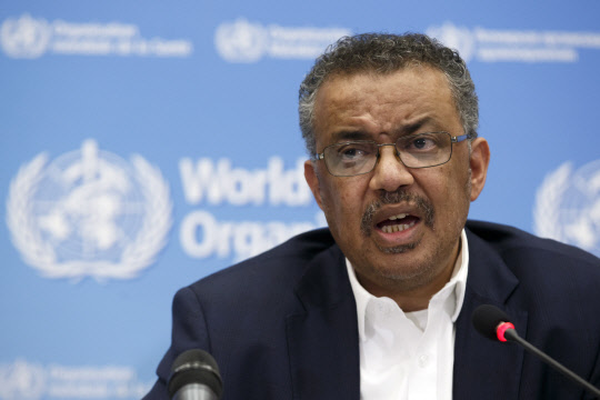 테드로스 아드하놈 게브레예수스 세계보건기구(WHO) 사무총장이 22일(현지시간) 스위스 제네바에서 열린 WHO의 신종 코로나바이러스(우한 폐렴) 관련 첫 긴급위원회 회의 직후 기자회견을 하고 있다. WHO는 중국을 중심으로 여러 나라로 확산하고 있는 우한 폐렴의 국제적인 비상사태 선포 여부를 23일 결정할 것이라고 밝혔다.  제네바 EPA=연합뉴스